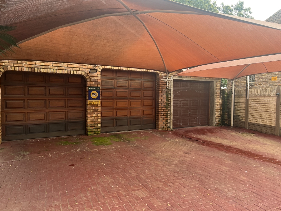 4 Bedroom Property for Sale in Geelhoutpark North West